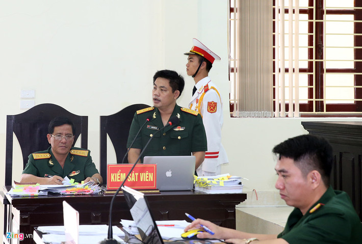 Khác với các phiên tòa dân sự, phòng xử án quân sự có thêm lực lượng tiêu binh. Họ mang theo súng gắn lưỡi lê, đổi gác theo ca khi phiên tòa diễn ra. Trong ảnh là đại diện VKS quân sự Trung ương tham gia tranh tụng.