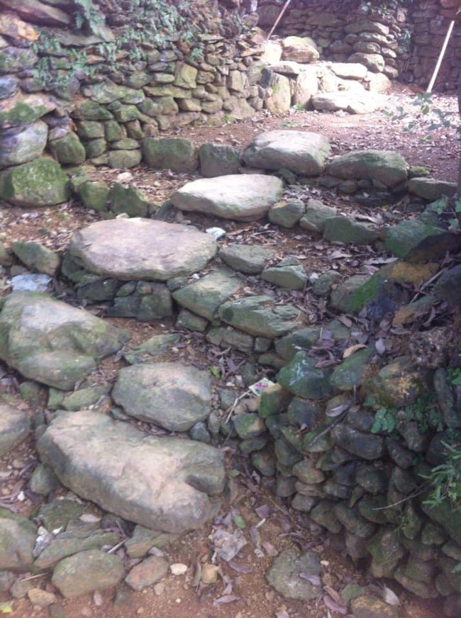 Từng bậc thang trong con ngõ là đá xếp như muốn níu kéo người đi, người về.