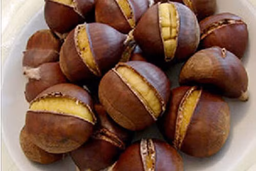 Hạt dẻ Trùng Khánh: Món đặc sản núi rừng này chỉ có ở Cao Bằng. Khách du lịch khi đến đây thường nhớ đến hạt dẻ vì nó là một loại quả thơm ngon nhất mà họ từng được thưởng thức. Hạt dẻ có vỏ cứng, dày và có nhiều lông tơ. Có thể đem luộc, hấp hoặc mang vào lò nướng chín, bạn sẽ thấy có hương thơm tự nhiên. Khi ăn hạt dẻ thơm ngon trong tiết trời lạnh, bạn sẽ có thể cảm nhận được hương vị của núi rừng đậm đà khó quên. Ảnh: Gia đình và Xã hội.