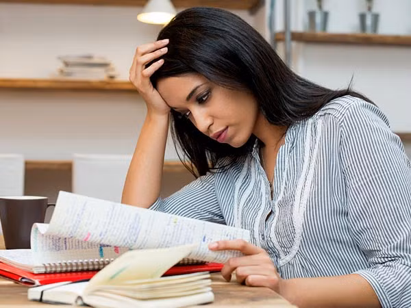 Buồn nôn, đầy bụng: Bệnh gan nhiễm mỡ nếu ở thể nhẹ có thể gây tổn thương chức năng gan, buồn nôn, mệt mỏi, đầy bụng...Nếu đầy bụng khó tiêu mà kèm theo với các triệu chứng khác như là: nước tiểu sậm màu, phân xám, vàng hoặc bạc màu, bị giãn tĩnh mạch, nôn ói, ói mửa, chán ăn, mệt mỏi, trì trệ và suy nhược. Đây có thể là triệu chứng bệnh lý của gan. Ảnh: Boldsky.