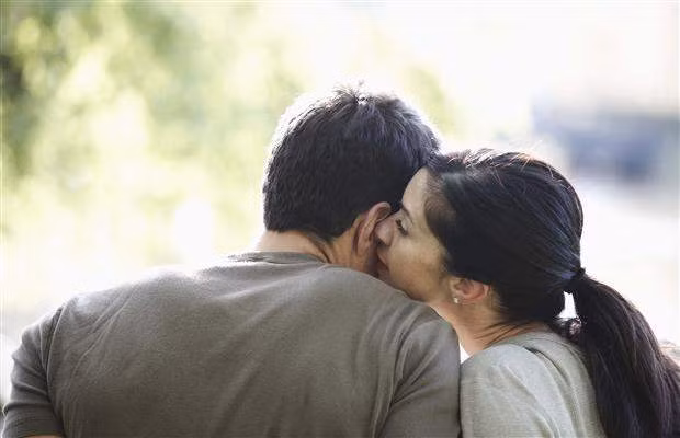 Dành cho chàng những lời khen có cánh: Những câu khen ngợi “Anh thật tuyệt vời”, “cơ thể của anh thật lực lưỡng”, “em thích được anh hôn mãi”...là những lời có cánh mà bạn nên nói để chàng cảm nhận được độ hưng phấn và tình cảm của bạn dành cho anh ấy. Ảnh: Calgaryherald.