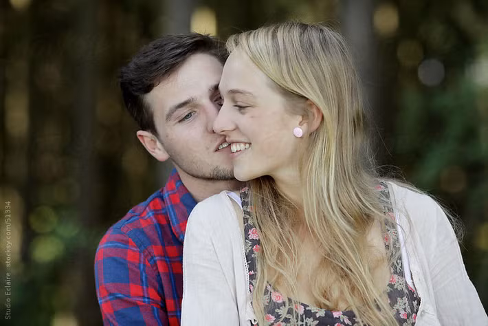 Hướng dẫn chàng cách giúp bạn thăng hoa: Mong muốn lớn nhất của cánh mày râu trong khi yêu đó là làm hài lòng người phụ nữ của mình. Chính vì vậy, những hướng dẫn nho nhỏ của bạn sẽ giúp ích rất nhiều cho chàng trong chuyện yêu đương. Nếu bạn thích thú, hãy nói nhỏ cho chàng biết ngay. Ảnh: Stocksy.