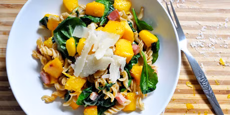 Món mỳ ống xào bí đỏ và cải bó xôi: Món này cần nguyên liệu gồm mỳ ống, cải bó xôi, bí đỏ, phô mai, muối, tiêu và dầu ô liu. Đầu tiên, cho mì ống trong nồi sôi nước muối cho đến khi mềm rồi vớt. Lấy một chảo dầu lớn cho nóng chảo rồi thêm mì ống, bí đỏ và lá rau bina. Đảo nhẹ nhàng cho đến khi lá rau bina bắt đầu héo rồi thêm phô mai, nêm gia vị vừa ăn. Khi món ăn chín, bạn có thể thêm một chút dầu ô liu vào đảo. Ảnh: Foodnetwork.