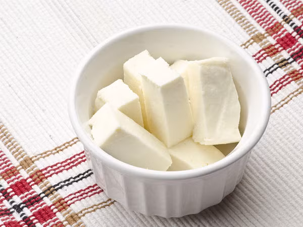 Sữa đậu nành, đậu hũ hoặc sữa đông đậu đều cung cấp canxi rất cao. Có thể thấy một cốc đậu hủ cứng cung cấp 861 mg canxi đủ cho trẻ em và người trưởng thành. Ảnh: Boldsky.