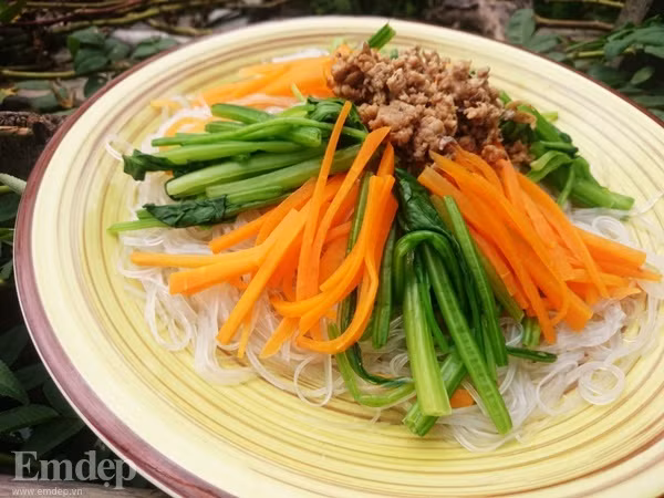 Miến trộn cải bó xôi: Nguyên liệu gồm: một bó miến dong khoảng 200g (dùng cho 2-3 người ăn), 2-3 cây cải bó xôi, 200g thịt ba chỉ xông khói hoặc thịt ba chỉ sống, dầu mè, vừng rang, nước tương, muối, hạt nêm. Đầu tiên, trụng miến vào nước sôi, vớt ra xả lại qua nước lạnh, cho chút dầu mè, chút muối vào trộn đều cho miến không dính sợi và thấm gia vị. Ảnh minh họa: Emdep.