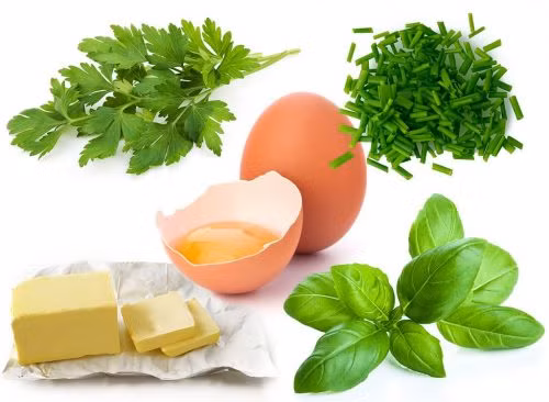 4. Trứng tráng rau thơm: Thành phần gồm 2-3 quả trứng, 1 muỗng bơ, vài nhánh rau cần tây, ít rau mùi tươi và rau húng quế (muối và tiêu). Cách làm: Cắt nhỏ các loại thảo mộc tươi. Trộn đều trứng, thảo mộc, muối và hạt tiêu. Sau đó, chiên bơ để rán trứng. Món trứng rán này rất dễ làm, chỉ mất chưa đầy 5 phút đã xong. Ảnh: Eatthis.