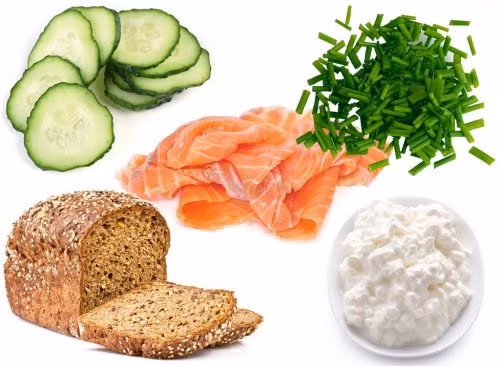 7. Sandwich cá hồi hun khói với phô mai: Thành phần gồm 2 lát bánh mỳ, ít phô mai, hẹ, cắt mỏng ¼ quả dưa chuột, cá hồi, muối và tiêu ớt. Cách làm món này rất đơn giản, bạn chỉ cần phết phô mai lên bánh mỳ, thêm dưa leo, cá hồi hun khói, muối và hạt tiêu. Một bữa sáng hoàn hảo mất chưa đầy 5 phút chế biến. Ảnh: Eatthis.