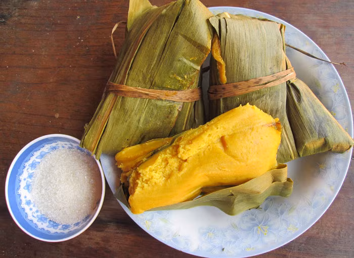 Bánh ngô “Páu pó cừ”: Bánh ngô còn được gọi với cái tên khá ngộ nghĩnh “Páu pó cừ”. Bánh thường được làm từ tháng 4 đến tháng 5 âm lịch. Bánh ngô được làm từ những trái ngô còn non, sau đó được tách hạt, băm nhỏ rồi say thành bột ngô rồi gói bánh luộc hoặc nướng. Bánh ngô chín sẽ rất ngọt, dẻo và mùi thơm nồng của ngô non mới gặt, thế nên bánh ngô chẳng cần phải thêm thắt gì, cũng chả cần phải làm cầu kì mà vẫn ngon lạ thường. Ảnh: Dulichsapalaocai.