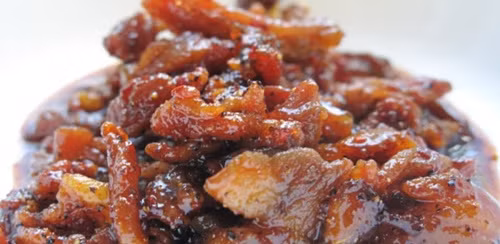 Thịt gừng: Món ăn truyền thống của người Nùng Dín được làm từ các loại xương sườn, xương sống và thủ lợn. Những nguyên liệu này được đem băm nhỏ rồi bóp cùng muối, một ít rượu ngô và khá nhiều gừng tươi giã nhỏ vắt nước. Sau đó, phần thịt đã sơ chế này được mang bỏ vào chum và đổ nước lên, đậy kín, bao giờ muốn ăn mới lấy ra nấu. Món thịt gừng hấp hoặc thịt gừng kho sền sệt đều rất đưa cơm. Ảnh: Locadulich.