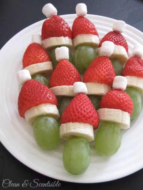 Món ăn vặt cho bé độc đáo từ chuối, nho và dâu tây. Ảnh: CS.