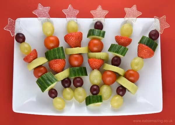 Món trái cây xiên bé nào cũng thích. Ảnh: Internet.