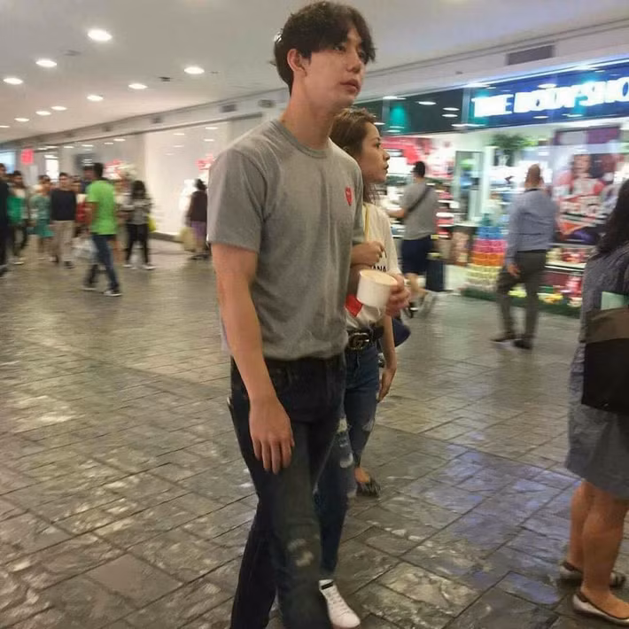 Thời gian qua, tin đồn tình cảm giữa Chi Pu và Jin Ju Hyung - bạn diễn trong bộ phim LALA là chủ đề nhận được rất nhiều sự chú ý của công chúng. Rất nhiều hình ảnh được cho là bằng chứng cặp đôi đang bí mật hẹn hò được dân mạng tìm ra càng khiến người hâm mộ thêm tin vào nghi vấn này. Giữa bao lời bàn tán, mới đây khoảnh khắc Chi Pu thân mật khoác tay Jin Ju Hyung tiếp tục bị rò rỉ. Dựa vào trang phục của giọng ca "Từ hôm nay", một số fan cho rằng hình ảnh này được chụp trong chuyến du lịch Philippines vào tháng 11 vừa qua.