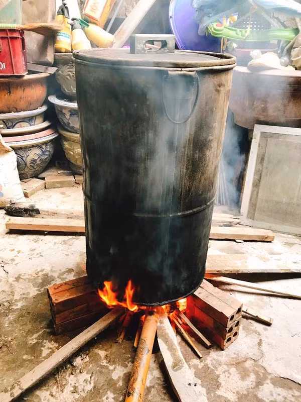 Câu chuyện hài hước kể trên đã phản ánh tình trạng chung của không ít hộ gia đình, khi hết Tết vẫn luôn thừa rất nhiều bánh chưng. Nhưng có lẽ dù than thở thế, bất cứ ai cũng chẳng thể liệt bánh chưng vào danh sách đen bởi nó gắn liền với truyền thống, là món ăn tinh thần của cả một dân tộc từ bao đời nay.