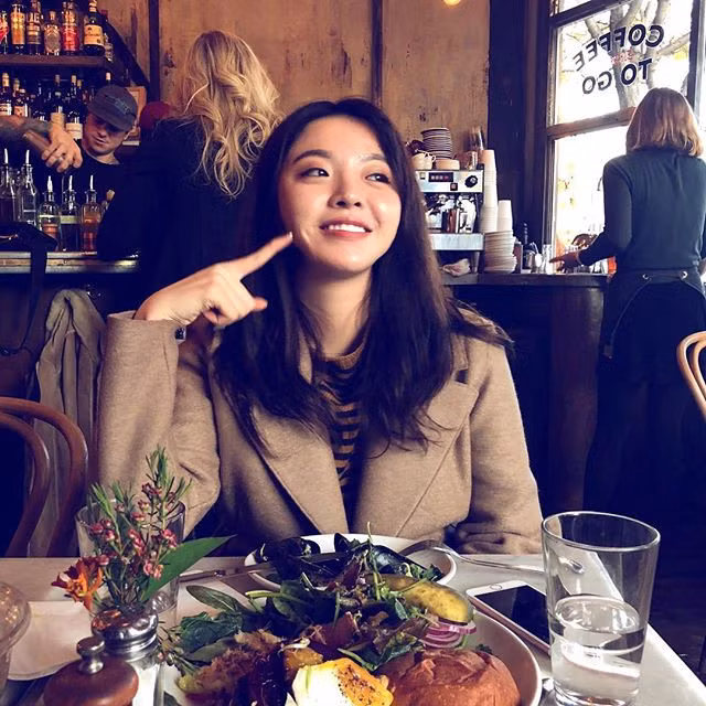 Giống như bao tiểu thư nhà giàu khác, Vương Văn Dã chưa từng phải lo lắng bất cứ điều gì về vật chất hay tiền bạc. Cô đang du học tại Mỹ và thoải mái tận hưởng những năm tháng thanh xuân tươi đẹp mà bất cứ cô gái nào cũng mơ ước.