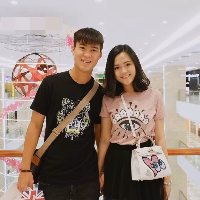 Nguyễn Quỳnh Anh – bạn gái của Đỗ Duy Mạnh cũng rất được lòng người hâm mộ. Đa phần đều nhận xét “hot boy đanh đá” của U23 Việt Nam may mắn khi được “giàu vì bạn, sang vì vợ”.