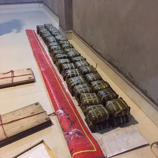 Và đương nhiên, câu chuyện ẩm thực này lại khiến nhiều bạn trẻ 'thèm thuồng' hương vị Tết vì không thể mang bánh chưng từ quê lên. Một bạn có nickname Ngọc Nguyễn cho biết: 'Mình nghiện bánh chưng từ lớp 5. Mỗi mùa Tết là ăn hết tầm hơn chục cái, có khi thiếu phải đi xin hàng xóm, người thân. Nhà bạn để đông thế này uổng quá, cố chia nhau ăn hết đi không bỏ đi thì lãng phí lắm nhé. Hạt gạo là hạt ngọc trời mà'.