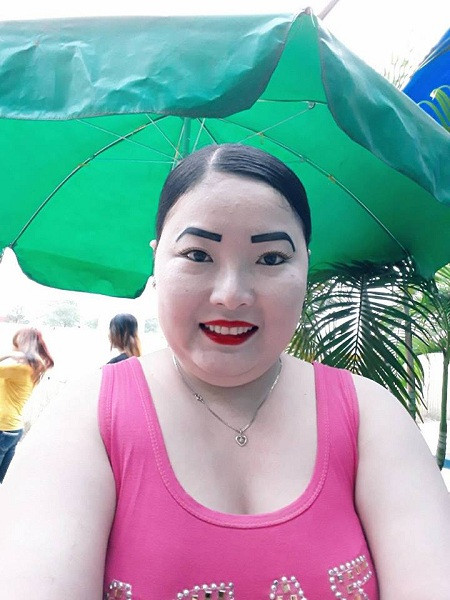 Nhưng bộ lông mày 'đại bàng tung cánh' của bà chị dưới đây thì chỉ có một, khiến đấng mày râu 'khiếp đảm', các chị em thì được trận cười rụng rốn.