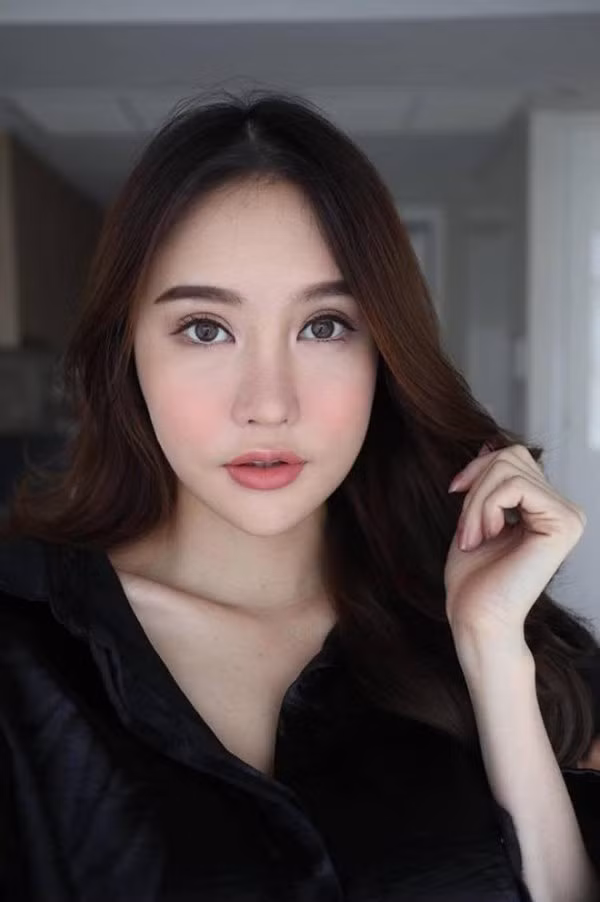 Bây giờ, Piyapeauty đã trở thành hot girl thẩm mỹ trên mạng xã hội Thái Lan với khuôn mặt Vline, đường nét thanh tú.