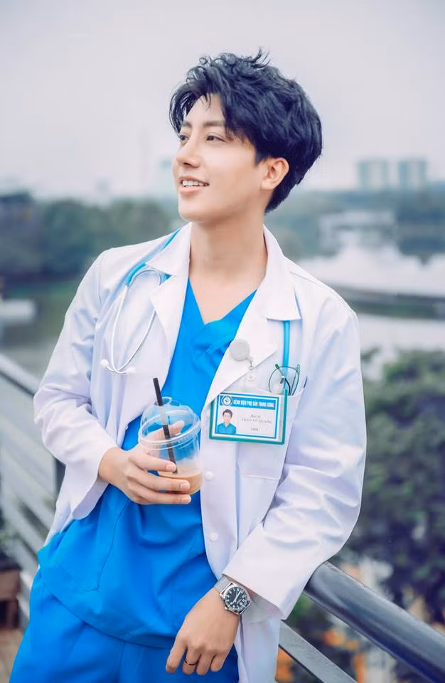 6 năm miệt mài đèn sách, cộng với thành tích học tập và hoạt động ngoại khóa, chàng thanh niên xứ Thanh vào làm tại Bệnh viện Phụ sản Trung Ương, nơi có khối lượng bệnh nhân đông và đòi hỏi trình độ chuyên môn cao.