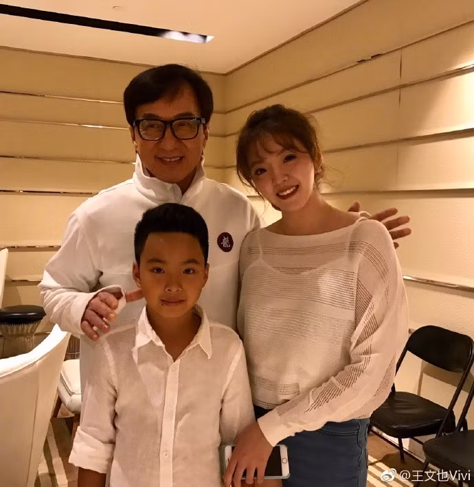 Ngoài ra, vì là con gái của ông trùm truyền thông quyền lực nên Văn Dã có rất nhiều mối quan hệ thân thiết với người nổi tiếng trong làng giải trí, từ ngôi sao điện ảnh đến ca sĩ, người mẫu. Trên Weibo của cô, những hình ảnh chụp chung với Angelababy, đi chơi cùng Crystal Wang hay xem phim với Âu Dương Na Na đều là “chuyện thường ở huyện”.