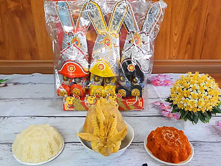 Ngoài ra, trên mạng còn rao bán combo đồ lễ cúng ông Công ông Táo về chầu trời. Ảnh: ‎Ngan Vu‎.
