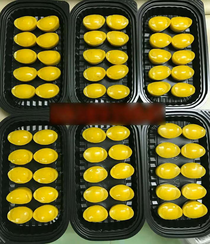 ...Hoặc có nhân nho khô khá lạ miệng. Ảnh: Nancy Nguyễn.