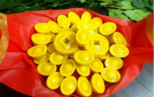 Tương tự, loại bánh đậu xanh thỏi vàng lấp lánh cũng được khách khá chuộng vì hợp với ngày vía Thần Tài. Ảnh: Internet.