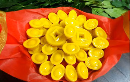 Tương tự, loại bánh đậu xanh thỏi vàng lấp lánh cũng được khách khá chuộng vì hợp với ngày vía Thần Tài. Ảnh: Internet.