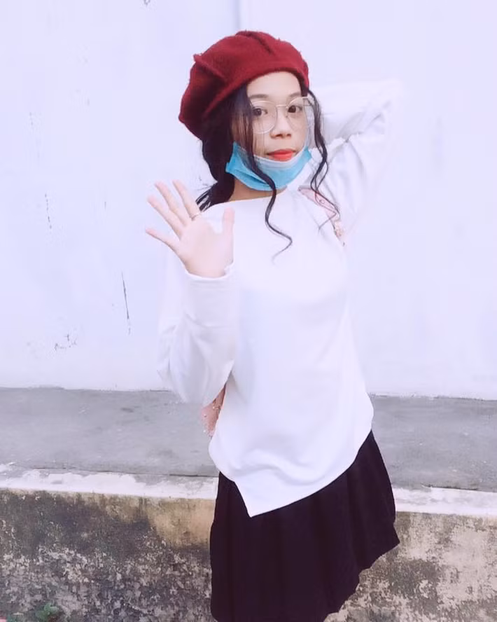 Vô tình bị lôi ra bàn tán và chỉ trích "thích làm màu", "mỹ nữ đeo khẩu trang" buộc phải lên tiếng giải thích để tránh sự việc bị đẩy đi quá xa. "Mình bị ngã phải khâu 8 mũi đợt tháng 7 năm ngoái, ngã lần 2 cũng đúng chỗ cũ nên khâu thêm 8 mũi nữa. Cùng một chỗ mà khâu đến 16 mũi, bôi nghệ vàng cả mặt thì ai dám mang cái mặt đó ra đường", cô gái này cho biết.