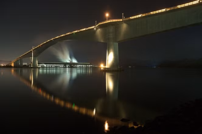 Vậy còn những bức ảnh và thậm chí là cả video quay lại con dốc dựng đứng đầy ghê rợn thì sao? Vẫn là cây cầu Eshima Ohashi nhưng do góc chụp đối diện tương tác với chiều cao lớn của cầy cầu đã khiến nhiều người lầm tưởng cầu Eshima Ohashi có độ dốc gần như "không tưởng". (Nguồn Boredomtherapy)