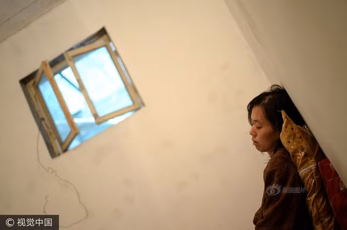 Để tránh cho Ly Dung làm bị thương chính mình và người nhà, bà Thục Vân đóng một chiếc chuồng sắt, đau lòng nhốt con gái vào trong. Khóa xích sắt rất cẩn thận. Sau đó, ngày ngày mang cơm nước, thức ăn đến cho Ly Dung. (Nguồn Sina)