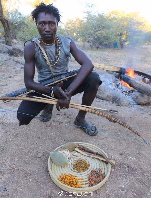 Đặc biệt, người Hadza không có tín ngưỡng, cũng không hề sùng bái thần linh. Họ không có tộc trưởng, tù trưởng, lãnh tụ, không sở hữu tài sản riêng, sống cuộc sống cực kỳ bình đẳng và quan hệ quần hôn. (Nguồn Sina)