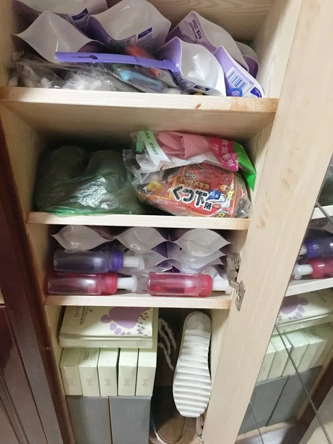 Trong bài viết được đăng tải trên trang cá nhân, Yến Tử chia sẻ: "Cảm thấy bản thân không còn cứu chữa được rồi... Còn nguyên một đống nữa ở nhà mẹ đẻ. Ngày của mẹ cũng mua mua mua, mấy năm nay sắp thành bà mẹ cuồng mua sắm rồi..."