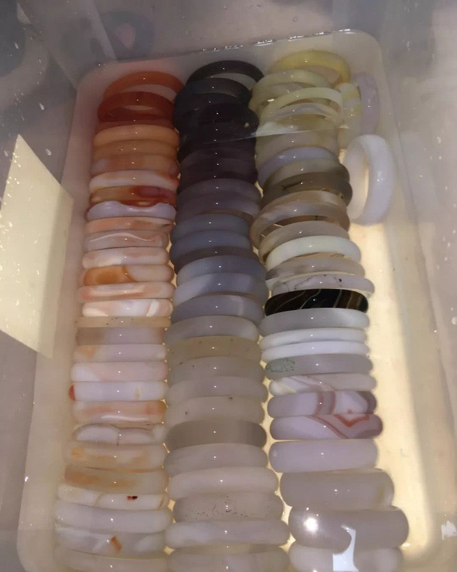 Ngay sau khi đăng tải những bức ảnh lên MXH, tưởng rằng sẽ nhận được những lời khen tặng hay ngưỡng mộ từ các chị em cộng đồng mạng thì người phụ nữ lại bị hàng loạt cư dân mạng chỉ trích thói quen xấu của mình.