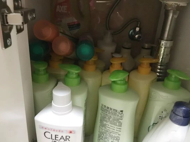 Thậm chí, sau khi lấy chồng, niềm đam mê của cô gái càng cháy bỏng. Yến Tử dành nhiều thời gian lên trang web bán hàng trực tuyến và tìm kiếm những đồ đạc mình thích để mua sắm. Dẫn tới tình cảnh các căn phòng trong gia đình cô đều chật kín đồ.