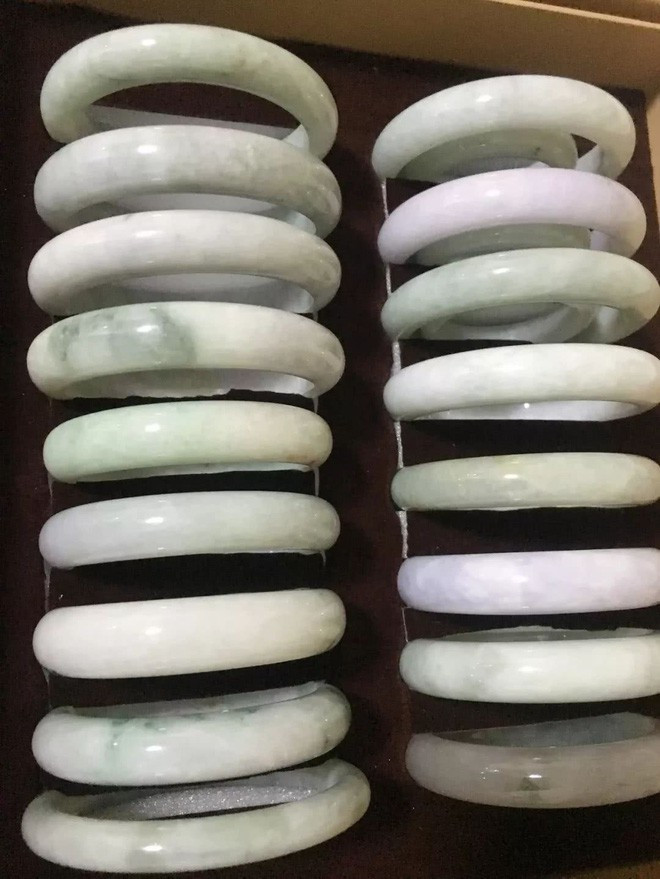 Hiện tại, chỉ còn mỗi phòng tắm là không bị cô chất kín đồ đạc mình mua về. Đến cả những shipper cũng trở nên quen thuộc và khiếp đảm với sức mua hàng của Yến Tử.