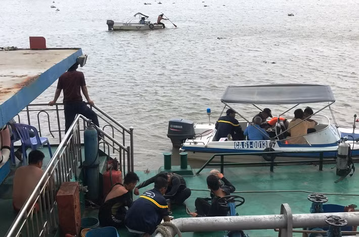 Trước đó, theo thông tin ban đầu của cơ quan chức năng, khoảng gần 3h rạng sáng cùng ngày, anh Lê Văn Thuận (38 tuổi, quê tỉnh Tiền Giang điều khiển tàu chở cát (trên tàu có chị Dung, vợ anh Thuận và 2 con nhỏ).