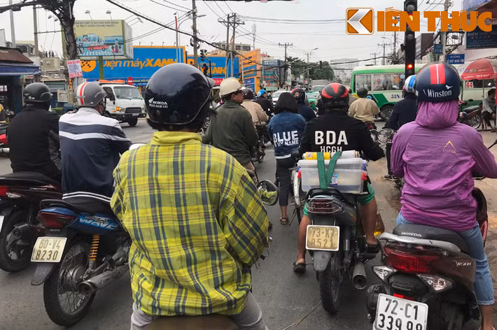 Theo ghi nhận của PV Kiến Thức, suốt từ sáng sớm đến gần 10h hôm nay (20/12), cả khu vực TP.HCM trời đầy sương mù, nhiệt độ xuống thấp hơn rất nhiều so với những ngày trước đó.