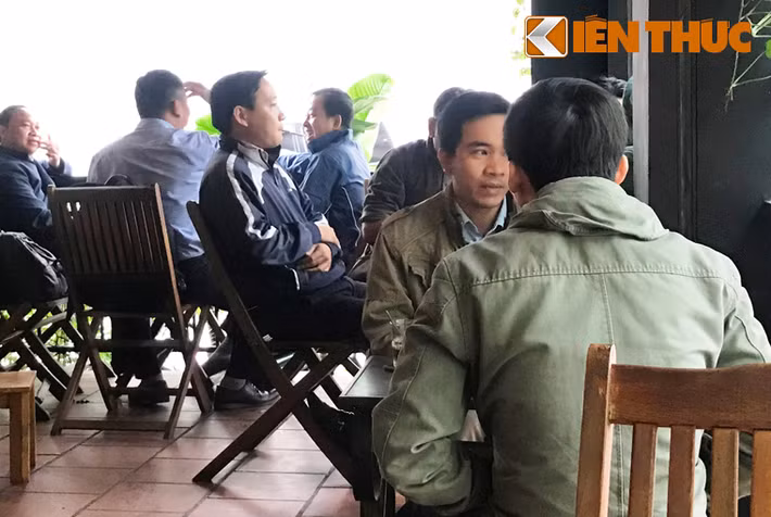 Giây phút hiếm hoi ở TP.HCM khi người dân mặc áo ấm, uống cà phê, trà nóng trên đường phố những ngày Đông cuối năm 2017. 