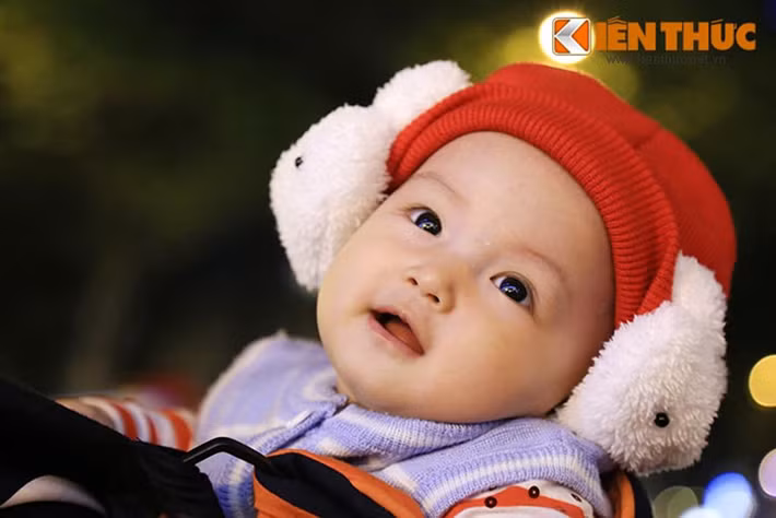 Một đứa bé đẹp như "thiên thần" khi được mẹ trang bị đầy đủ quần, áo, nón...chống lạnh.