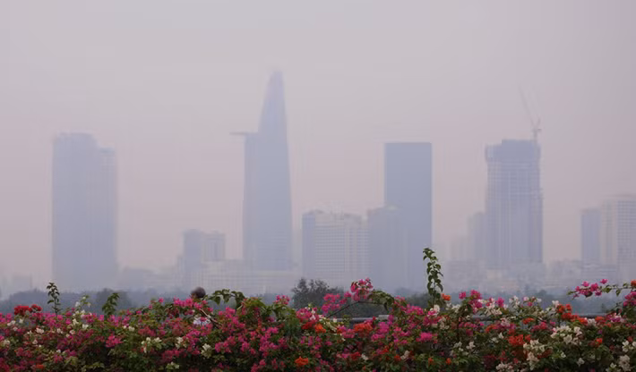 Sáng sớm nay (20/12), không khí lạnh ở TP HCM và Nam Bộ đã khiến nhiệt độ giảm sâu, ban đêm dao động chỉ còn 20-21 độ C. Theo dự báo, đợt không khí lạnh này sẽ kéo dài đến hết tuần. Đây được xem là mức nhiệt độ thấp nhất trong năm nay ở Nam Bộ nói chung và TPHCM nói riêng.