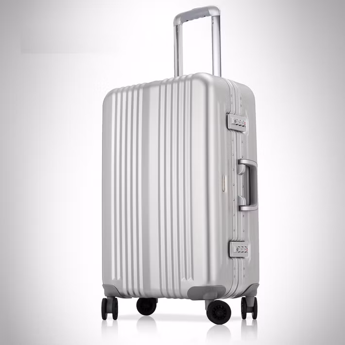 Vali vỏ cứng có ưu điểm chịu va đập tốt, đựng những vật dễ vỡ nhưng nhược điểm là nặng và không nới vali ra được. Ảnh: Valinhapkhau.