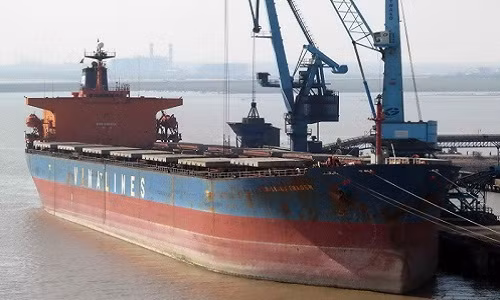 Mới đây, công ty cổ phần Bán đấu giá tài sản Việt Nam triển khai kế hoạch bán đấu giá tàu Vinalines Trader của Tổng công ty Hàng hải Việt Nam với giá khởi điểm 64,3 tỷ đồng. Đây là đợt bán đấu giá thứ hai trong năm nay của Vinalines Trader. Ảnh: ShipSpotting.