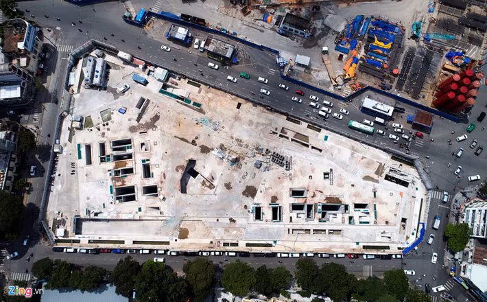 Công trình có 4 mặt tiền đường Phạm Ngũ Lão - Calmette - Lê Thị Hồng Gấm - Phó Đức Chính, vị trí vô cùng đắc địa khi xung quanh là những địa danh nổi tiếng mang tầm biểu tượng của thành phố như chợ Bến Thành, Bảo tàng Nghệ thuật, công viên 23/9... Dự án khởi công từ năm 2012, dự kiến hoàn thành năm 2015 nhưng đến nay, khi tiến độ đã chậm mất 2 năm thì mới xong hầm, bắt đầu xây dựng phần thân các tòa tháp.