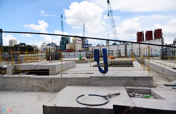 Bên trong công trình, các khối bê tông tầng hầm đã hoàn thành nhưng chưa thấy hoạt động thi công tiếp theo.