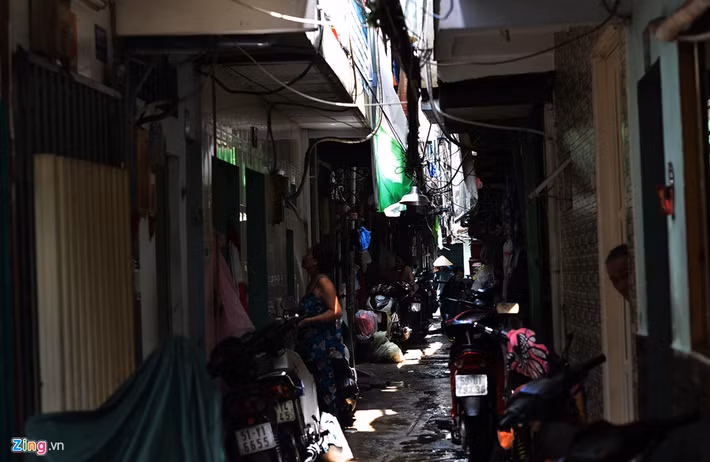 Bên trong khu dân cư với những căn nhà diện tích chỉ trên dưới 20 m2, những con hẻm chật chội sâu hun hút này được quy hoạch các khu căn hộ cao cấp, trung tâm thương mại, văn phòng, khách sạn, khu tái định cư khoảng 900 hộ dân, bệnh viện Sài Gòn mới với 300 giường bệnh thay thế bệnh viện Sài Gòn cũ.