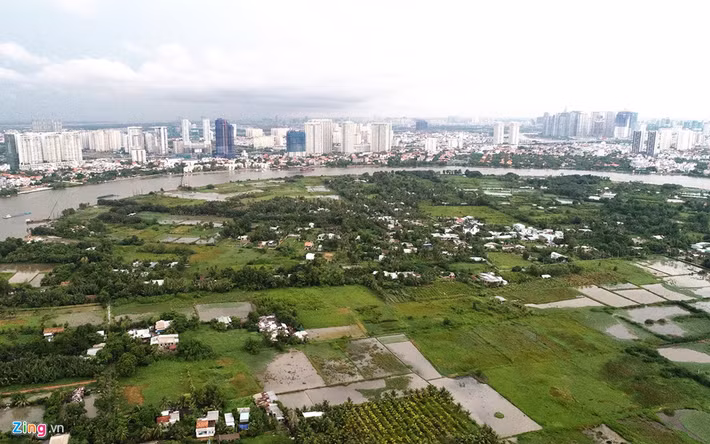 Hơn 20 năm qua, khu bán đảo Thanh Đa hiện vẫn như một ốc đảo, miền quê đối lập với những cao ốc chọc trời, những khu biệt thự sang trọng Thảo Điền, quận 2 chỉ cách 1 con sông.