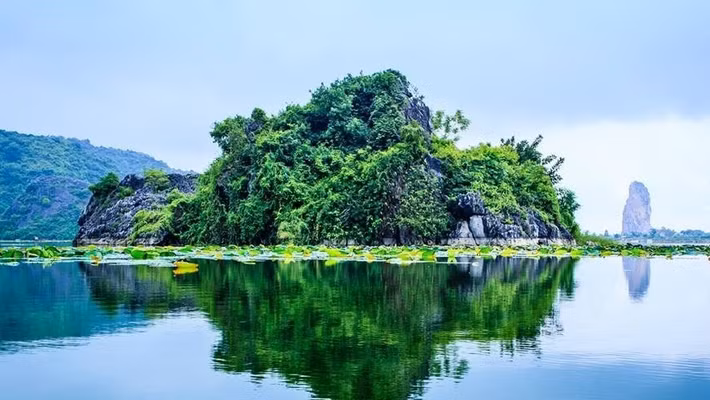 Nằm trên các xã Thượng Lâm, Tuy Lai, Hồng Sơn của huyện Mỹ Đức, Hồ Quan Sơn đẹp bởi sự kết hợp hài hòa giữa cây và núi. Không khí ở hồ mát mẻ, có nắng nhưng không hề gay gắt. Vé thắng cảnh, mua vé đò là 100.000 đồng/4 người/thuyền. Ảnh: Hotelvietnam.