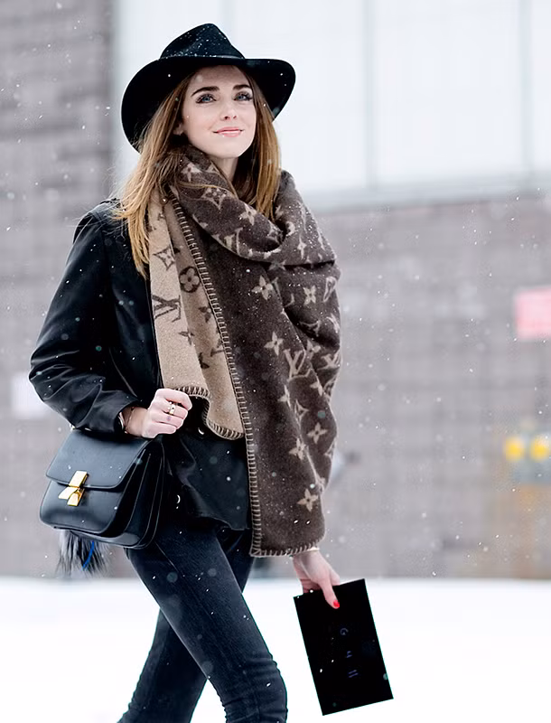 Trong khi đó, quần áo mùa đông có đợt giảm giá lớn nhất khoảng 50% vào tháng 12. Ảnh: StyleCaster.