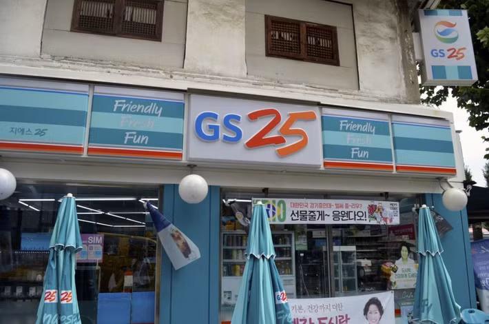 Theo kế hoạch, TP HCM sẽ là thị trường đầu tiên ở Việt Nam để liên doanh mở của hàng GS25. Thị trường Việt Nam hiện có nhiều tập đoàn lớn của xứ kim chi đầu tư kinh doanh như Lotte, E-Mart...nhưng GS25 được xem là chuỗi cửa hàng tiện lợi đầu tiên của nước này có mặt ở thị trường Việt Nam. Ảnh: 10 Magazine Korea.